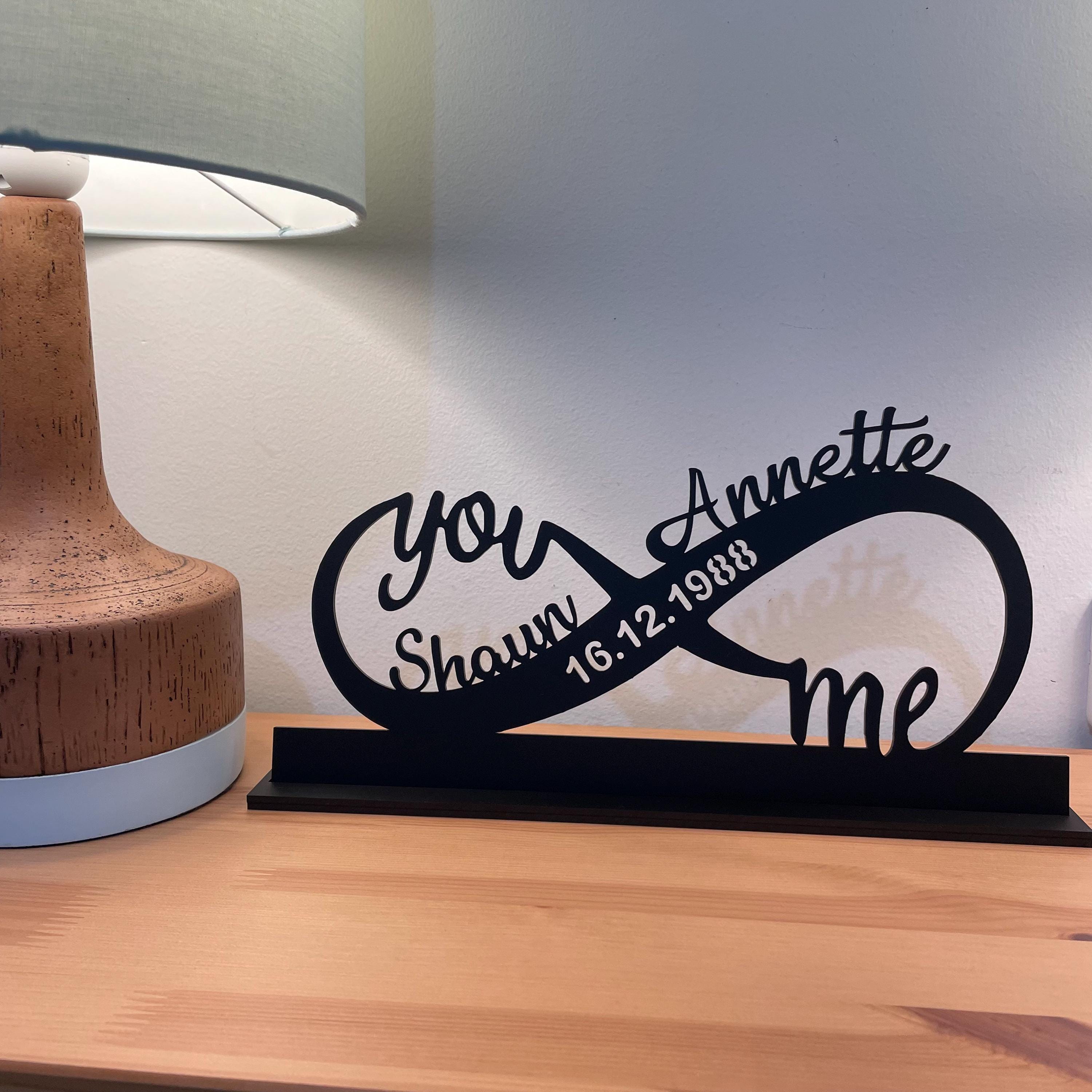GRAVURZEILE Quadro In Vetro Acrilico Illuminato Con Foto Personalizzata - Cuore Tra Le Mani, Nome E Data, Base LED Dimmerabile, Regalo Coppia Per Matrimonio O San Valentino - 4