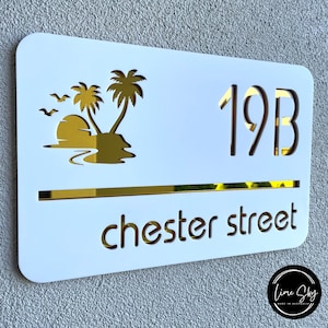 Kundenspezifisches Acrylhaus-Namensschild | Modernes personalisiertes Hausnummer-Zeichen | Türschild | Palme Design | Weiß