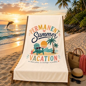Puede incluir: Una toalla de playa de color crema con un estampado gráfico que incluye el texto PERMANENT SUMMER VACATION y no lesson plans, no meetings, no problem. El diseño muestra una silla de playa turquesa, palmeras, un sol y una bebida rosa.