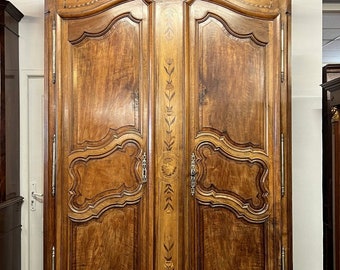 Armoire Louis XV Provençale de mariage en noyer d'époque XVIII siècle