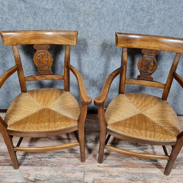 Paire de jolis fauteuils époque Directoire en merisier massif vers 1800