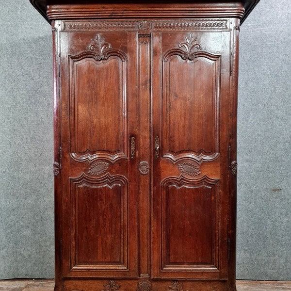 Armoire époque Louis XV en chêne massif circa 1750