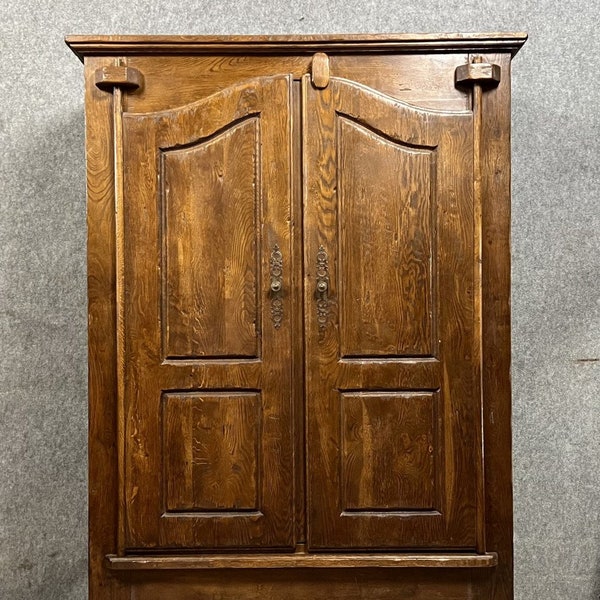 armoire de Montagne dans le style du 18eme siècle en bois massif