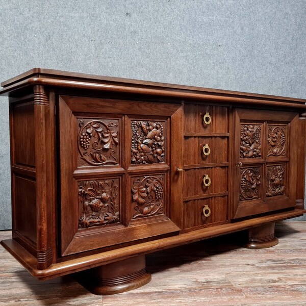 Design Brutaliste par Charles Dudouyt : buffet en enfilade en chêne massif vers 1940