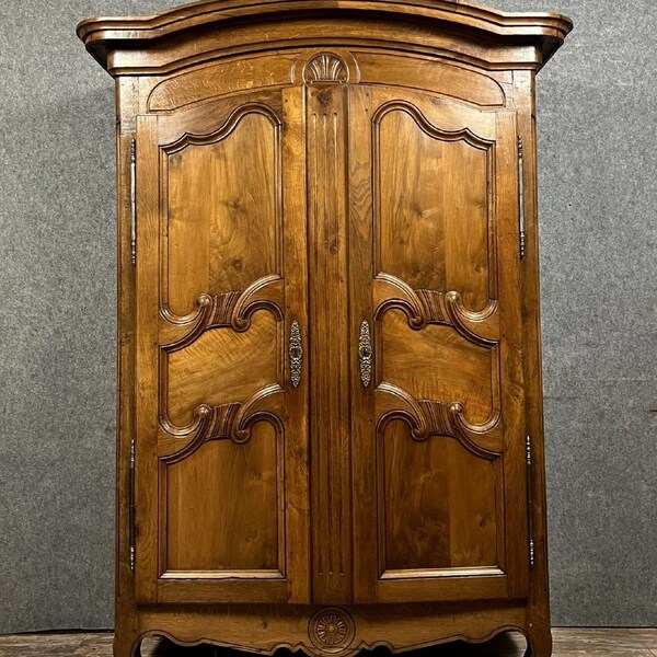 Armoire Louis XV Charolaise en noyer massif d'époque XVIII siècle