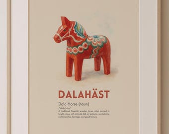 Könnte beinhalten: Ein rotes Holz-Dala-Pferd, eine traditionelle schwedische Volkskunst, das in leuchtenden Farben mit komplizierten Volkskunstmustern bemalt ist und Handwerkskunst, Erbe und Glück symbolisiert. Der Text "DALAHÄST" steht in Fettdruck über dem Pferd, und der Text "Dala Horse (noun)" steht unter dem Pferd.
