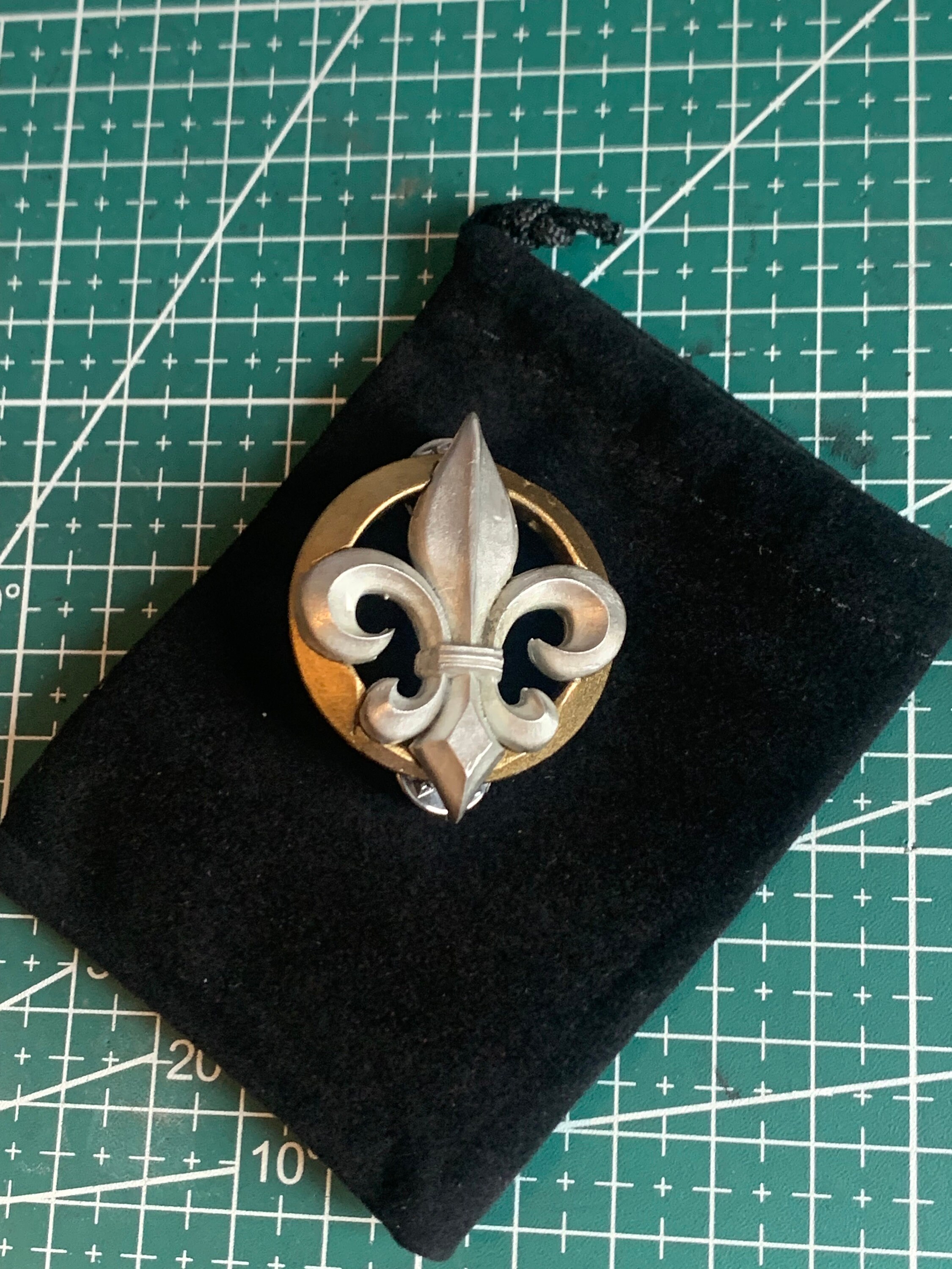 Insigne Broche Ancienne émaillée Fleur De Lys - Épinglette Vintage à Identifier, Occasion