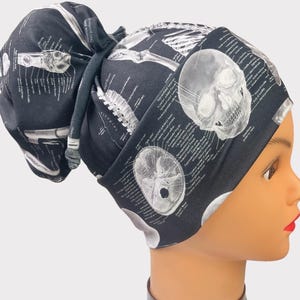 Scrubmuts met stretch, hoge knot, gezondheidszorg, verpleegkundige