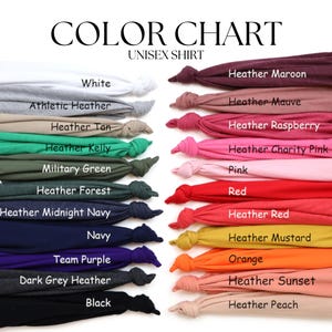 Puede incluir: Carta de colores para una camiseta unisex, que muestra una variedad de colores. La carta muestra muestras de tela dobladas en tonos como blanco, gris jaspeado, verde, azul marino y negro, junto con tonos vibrantes como rosa, rojo, naranja y melocot&oacute;n. Texto para cada color.