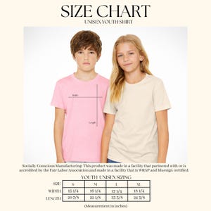 Puede incluir: Tabla de tallas para camisetas unisex para j&oacute;venes. La tabla incluye medidas en pulgadas para el ancho y el largo, que van desde la talla S hasta la XL. Dos ni&ntilde;os modelan las camisetas, una rosa y otra crema.
