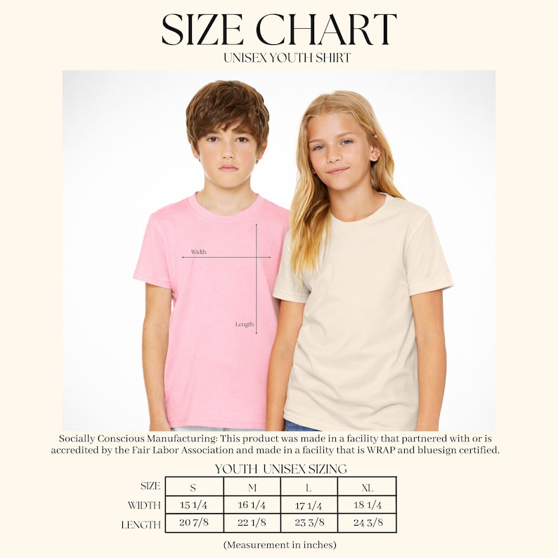 Puede incluir: Tabla de tallas para camisetas unisex para j&oacute;venes. La tabla incluye medidas en pulgadas para el ancho y el largo, que van desde la talla S hasta la XL. Dos ni&ntilde;os modelan las camisetas, una rosa y otra crema.