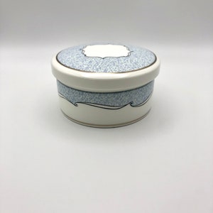 Boîte à bijoux en porcelaine de Wedgwood. Motif « Venise ». Design élégant et sobre et palette de couleurs qui s&#39;harmonisent avec une variété de styles de décoration.