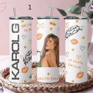 カロルG ステンレススチールタンブラー（ストロー付き）、カロルG タンブラー、カロルG カップ、カロルG、ビチョタ パーソナライズギフト、トロピコケタ、ラティーナ フォーエヴァ