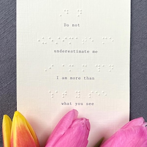 Braille-reliëfafdruk, onderschat me niet, tactiele artwork, typografie,