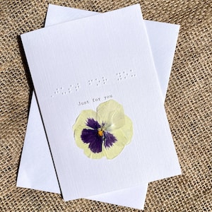 Tarjeta en braille con flores secas: «Solo para ti». Tarjeta de felicitación minimalista hecha a mano, con pensamientos, táctil, inclusiva y un regalo único.