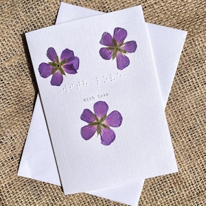 Biglietto d'auguri in Braille con fiori secchi – "Con amore" Biglietto d'auguri minimalista fatto a mano, tattile, inclusivo, regalo unico per una persona speciale