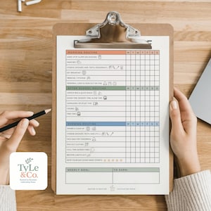 Könnte beinhalten: Ein Klemmbrett mit einer gedruckten täglichen Routine-Checkliste. Die Checkliste enthält Abschnitte für Morgen-, Nachmittags- und Abendaktivitäten. Das Klemmbrett wird von einer Person mit einem Bleistift gehalten.