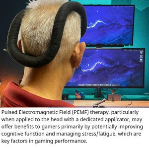 Può includere: Un applicatore per terapia PEMF (campo elettromagnetico pulsato) nero e imbottito viene indossato sulla testa. L'applicatore curvo si avvolge attorno alla testa. Il testo nell'immagine descrive i benefici della terapia PEMF per i giocatori.