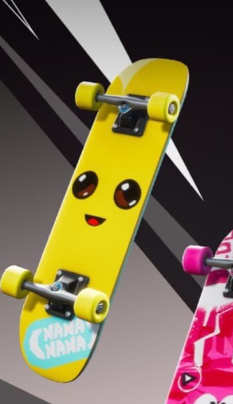 Pu&ograve; includere: Uno skateboard giallo con un viso di cartone animato e il testo "NANA NANA" sul fondo. Lo skateboard ha truck neri e ruote gialle.
