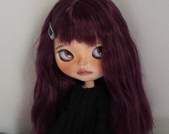 Custom Blythe, handgefertigte Puppe, violette Haare, modellierte Augen.