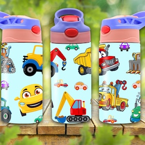Puede incluir: Tres botellas de agua azules y rosas con un diseño de dibujos animados coloridos de vehículos de construcción y coches. Las botellas tienen una tapa abatible y una asa de transporte.
