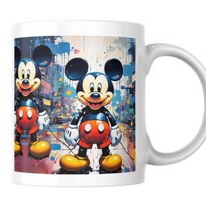 Puede incluir: Taza de cerámica blanca con una imagen colorida de Mickey Mouse. La imagen muestra a Mickey Mouse en un entorno urbano con un fondo colorido.