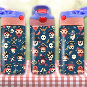 Peut inclure: Trois bouteilles d'eau bleues et roses sur le thème des pirates. Les bouteilles sont recouvertes d'un motif de crânes, d'os croisés et de pirates en dessin animé.