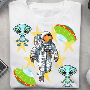 Astronauta de dibujos animados (PNG), OVNIs divertidos (PNG), Espacio de dibujos animados (PNG), Astronauta digital, Planeta (PNG), Diseño de camiseta para niño, Camiseta infantil a cuadros espaciales