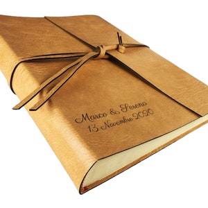 Könnte beinhalten: Ein braunes, ledergebundenes Fotoalbum mit einem gebundenen Lederriemen. Das Album ist mit dem Text "Marco & Serena 13 Novembre 2020" personalisiert.