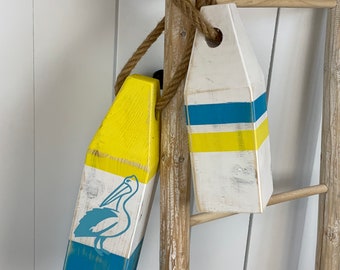 Boyas de langosta pintadas de madera / pelícano / azul y amarillo / decoración costera / náutica / decoración de playa / decoración de isla