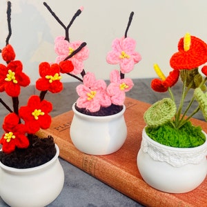 かぎ針編みの桜とアンスリウムの植物 | 愛らしい赤とピンクの花、カラフルな室内装飾品、彼女や同僚へのクリスマスプレゼント