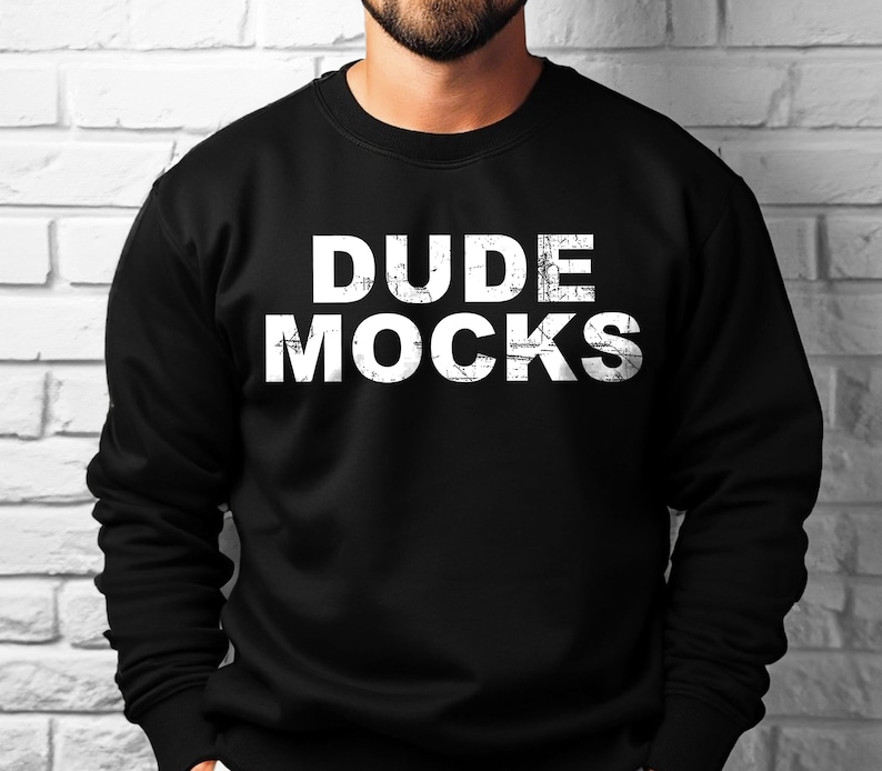 Op de afbeelding: Zwart sweatshirt met witte tekst die "DUDE MOCKS" zegt.