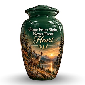Op de afbeelding: Een donkergroene cilindrische urn met deksel, voorzien van een landschapsafbeelding van een hert op een rotsachtige heuvel met uitzicht op een meer en bergen bij zonsondergang. De tekst "Gone From Sight, Never From Heart" staat in wit en goud.