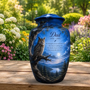 Peut inclure: Une urne funéraire bleue ornée d'une illustration détaillée d'un hibou perché sur une branche surplombant un lac et des montagnes au clair de lune. Le texte indique : Dad 1956-2005, We thought of you with love today, But that is nothing new, We think of you in silence, And every day miss you.