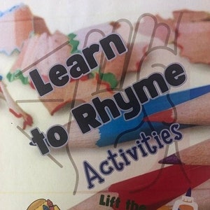 Könnte beinhalten: Ein bunter Buchumschlag mit dem Titel "Learn to Rhyme Activities" und dem Text "Lift the Flap "Teacher"". Der Umschlag zeigt eine Hand mit nach oben zeigenden Fingern, umgeben von Buntstiften und Malkreiden. Das Buch wird von Insight Educators herausgegeben.
