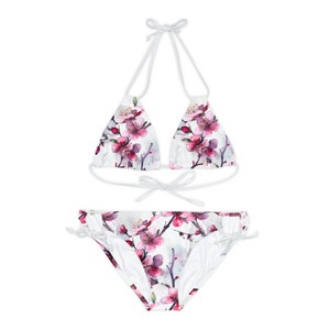 Bellissimo bikini con spalline in fiore di prugna. Collezione estate 2023!