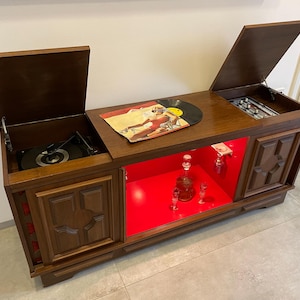 Vintage radio and record player cabinet / Vintage HI FI / Stereo / Electronics/ 70s/minibar