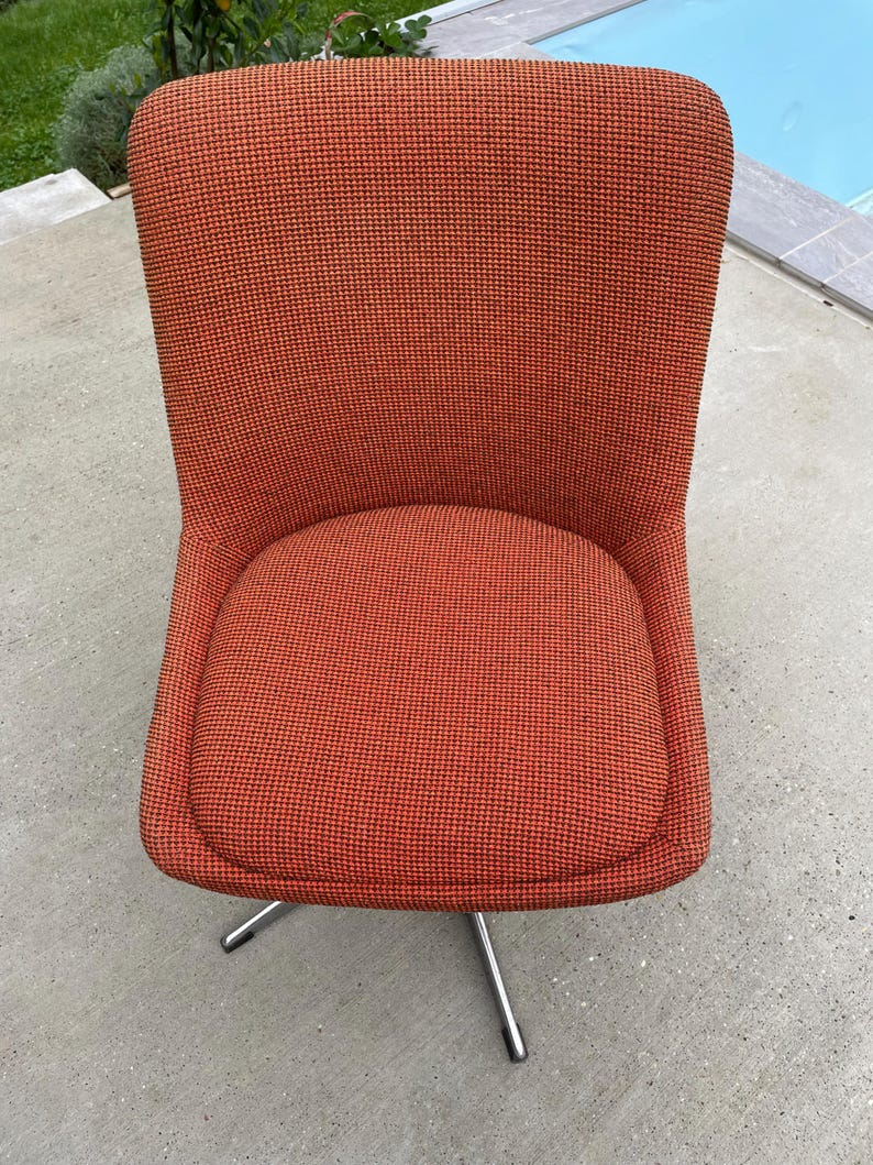 Peut inclure: Une chaise pivotante rouge avec un rev&ecirc;tement en tissu &agrave; motifs et une base chrom&eacute;e.