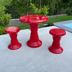 Set vintage di tavolo in plastica e due sgabelli/Rosso/Sgabello a