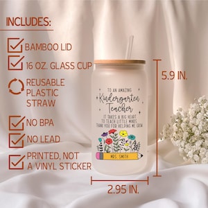 Puede incluir: Un vaso de vidrio transparente con una tapa de bamb&uacute; y una pajita de pl&aacute;stico reutilizable. El vaso tiene un dise&ntilde;o que dice "To an amazing Kindergarten Teacher. It takes a big heart to teach little minds. Thank you for helping me grow." El vaso mide 5,9 pulgadas de alto y 2,95 pulgadas de ancho.