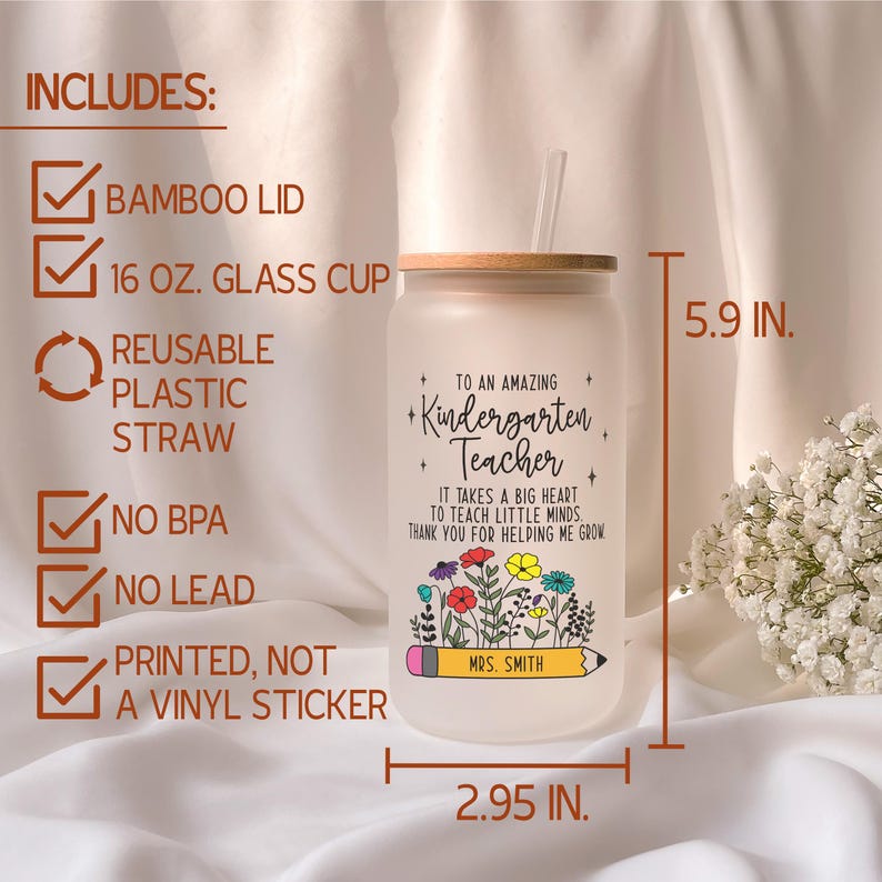 Puede incluir: Un vaso de vidrio transparente con una tapa de bamb&uacute; y una pajita de pl&aacute;stico reutilizable. El vaso tiene un dise&ntilde;o que dice "To an amazing Kindergarten Teacher. It takes a big heart to teach little minds. Thank you for helping me grow." El vaso mide 5,9 pulgadas de alto y 2,95 pulgadas de ancho.