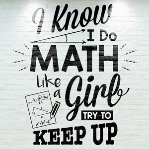 Op de afbeelding: Zwart-witte afbeelding op een witte bakstenen muur met de tekst "I know I do MATH like a girl TRY TO KEEP UP". In de linkerbenedenhoek staat een kleine tekening van een rechthoekige driehoek met de stelling van Pythagoras.