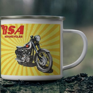 Könnte beinhalten: Weiße Email Tasse mit einem gelben und roten Design, das ein Vintage-Motorrad mit dem Text "BSA Motorcycles" zeigt.