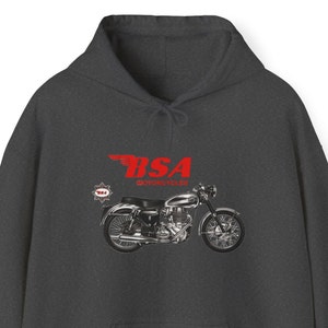 Może przedstawiać: Szara bluza z kapturem z czerwonym logo BSA Motorcycles i zdjęciem klasycznego motocykla.