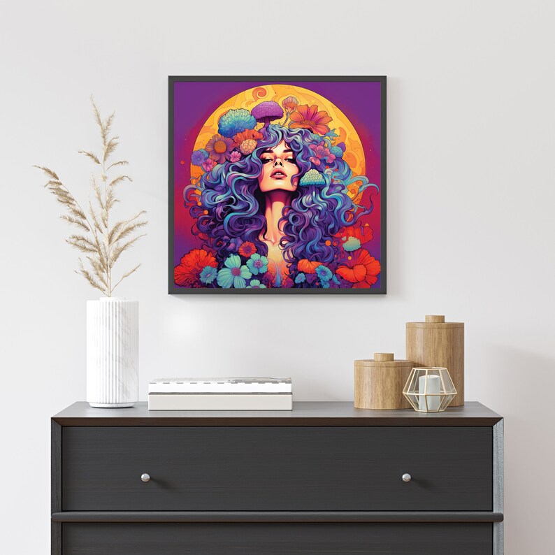 K&ouml;nnte beinhalten: Ein digitaler Kunstdruck mit einer Frau mit langen, violetten Haaren, die mit Blumen und Pilzen geschm&uuml;ckt sind. Der Hintergrund ist ein leuchtendes Violett mit einer gelben Sonne.