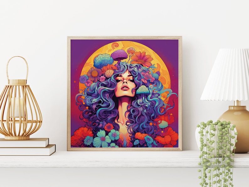 K&ouml;nnte beinhalten: Eine digitale Illustration einer Frau mit lila und blauen Haaren, umgeben von bunten Blumen und Pilzen. Der Hintergrund ist ein lilafarbener Verlauf mit einem gelben Mond.