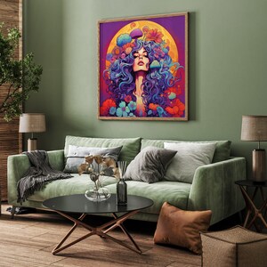 K&ouml;nnte beinhalten: Ein gr&uuml;nes Samtsofa mit einer Wolldecke und Kissen, ein schwarzer Couchtisch und ein gerahmter Druck einer Frau mit Blumen im Haar vor einem gelben und violetten Hintergrund.