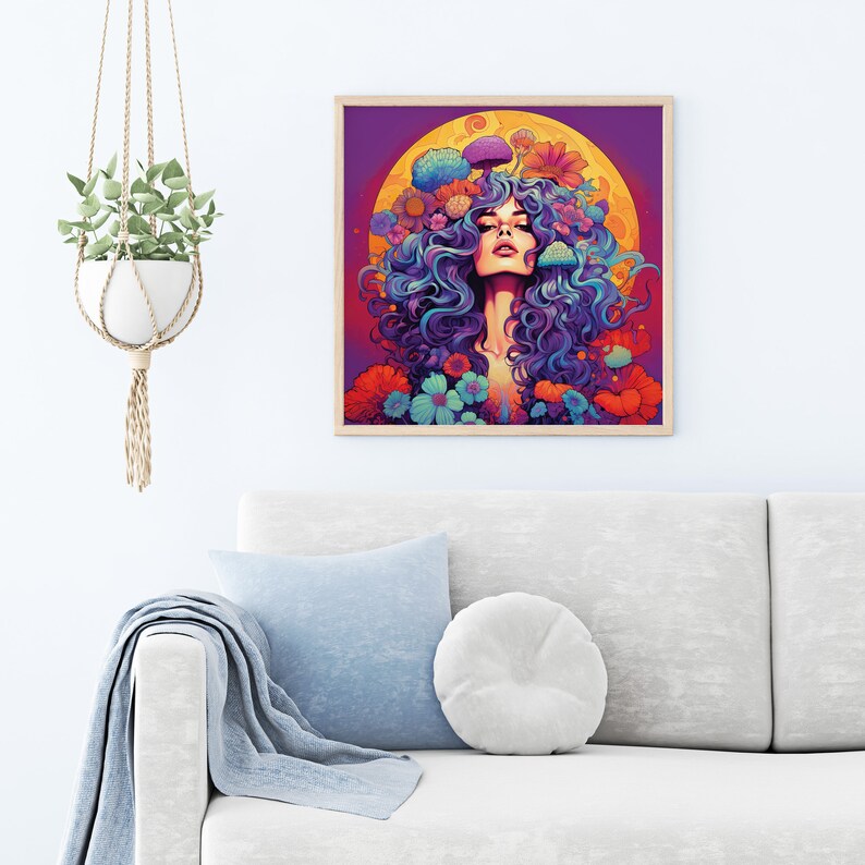 K&ouml;nnte beinhalten: Eine digitale Illustration einer Frau mit langen, flie&szlig;enden lila Haaren, die mit bunten Blumen und Pilzen geschm&uuml;ckt sind. Der Hintergrund ist ein leuchtendes Lila mit einem gelben Mond.
