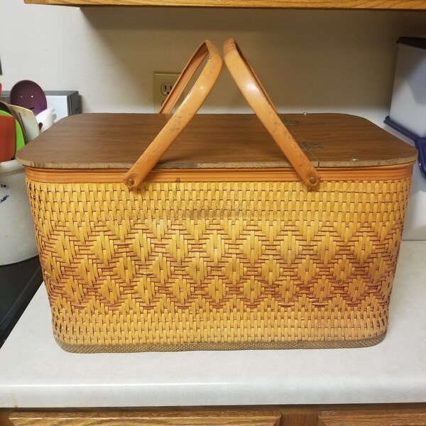 Vintage 1940 Red Man Woven Picnic Basket with 4 Plates Set