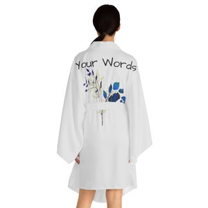 Angepasste blaue Blumen Langarm Kimono Robe | Personalisierte kurze Kimono-Robe mit Blumen | Blau-weißes Brautgewand | Seidiger Morgenmantel